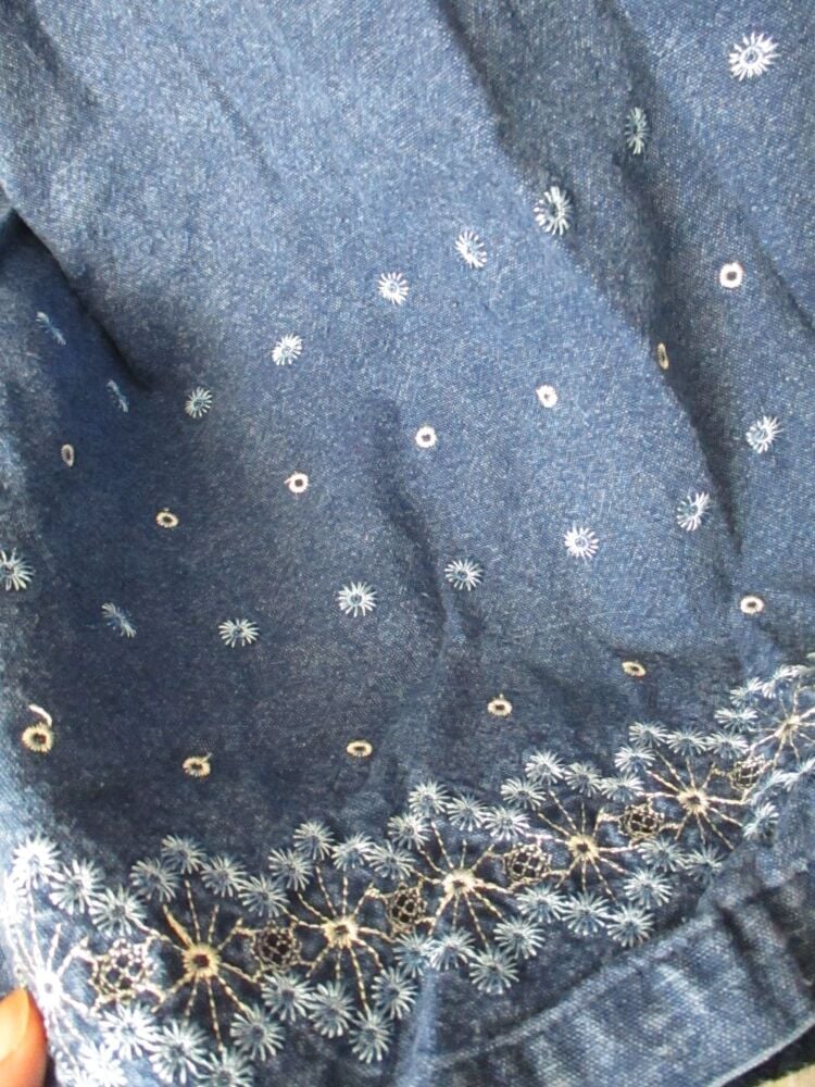 Vintage Club Z Denim - - Embroidered Blouse Shirt - Labelled as Size Large but is BIG - Image 4