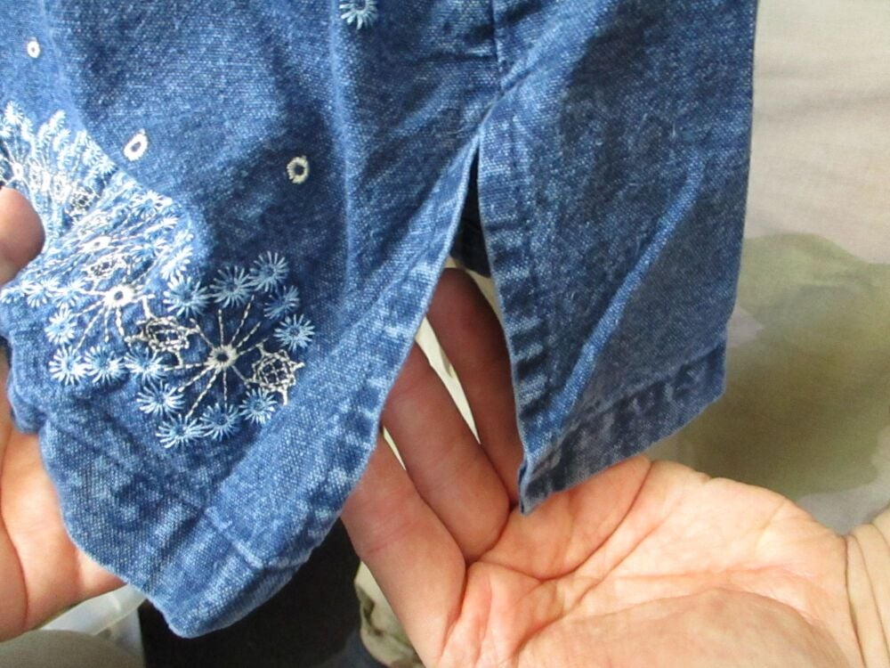 Vintage Club Z Denim - - Embroidered Blouse Shirt - Labelled as Size Large but is BIG - Image 2