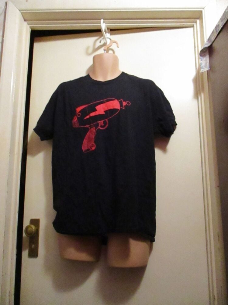 Gildan Heavy Cotton Size L Black T-Shirt with Red Cartoon Laser Gun Design