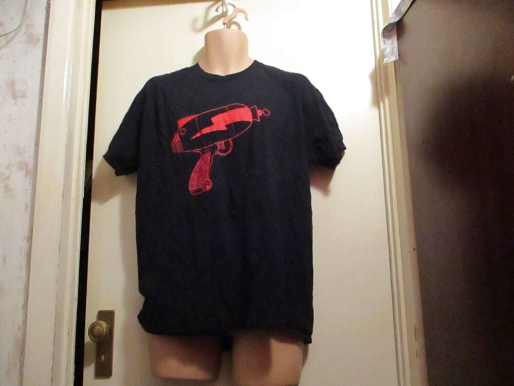 Gildan Heavy Cotton Size L Black T-Shirt with Red Cartoon Laser Gun Design - Image 6