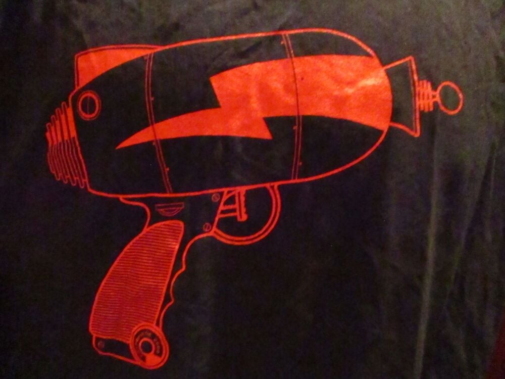 Gildan Heavy Cotton Size L Black T-Shirt with Red Cartoon Laser Gun Design - Image 3