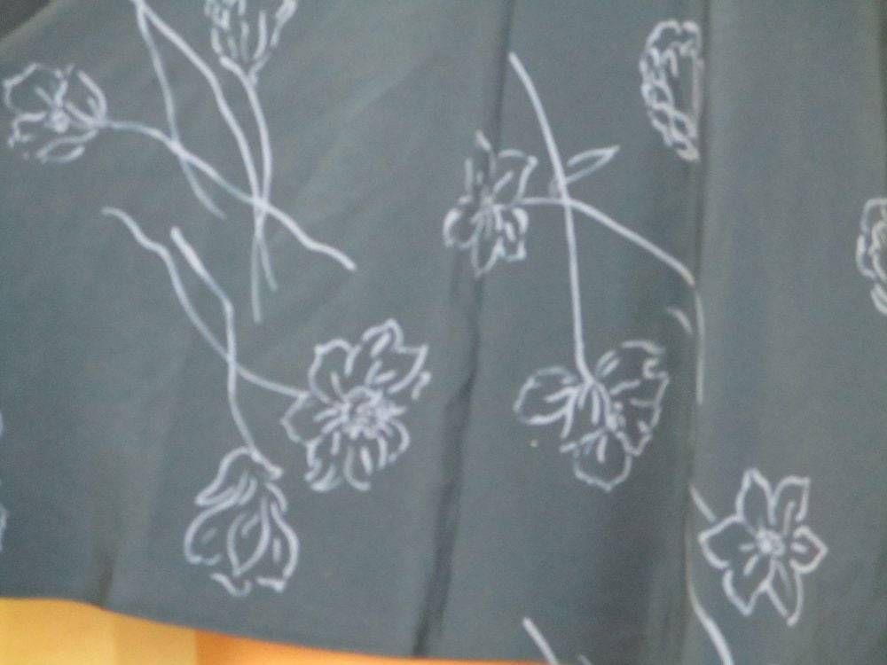 Guesstimate Size 18 - Vintage Peacocks - Floaty V Neck Top - Image 6