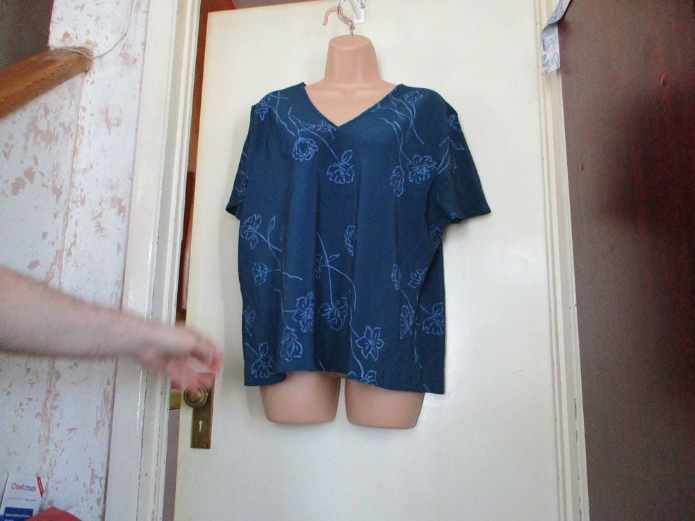 Guesstimate Size 18 - Vintage Peacocks - Floaty V Neck Top - Image 5