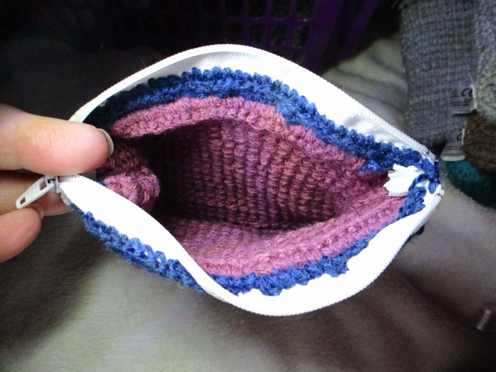 Pale Plum and Blue Trim Tunisian Crochet Yarn Zipped Pouch/Purse with White Zip - Image 4